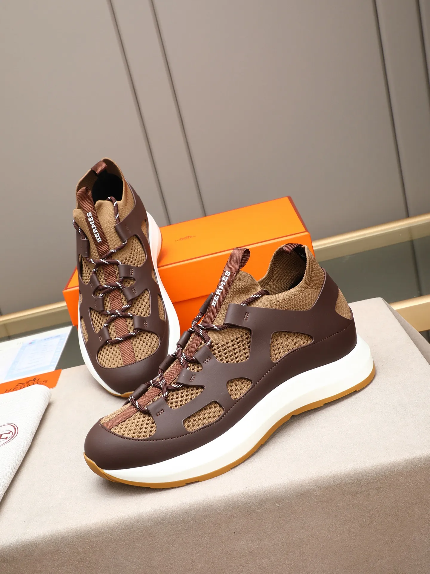 Men's shoes💰580 HERMES/Hermès men's rest sneakers! -High-end quality original casual sports shoes -Upper: high nappa calfskin, forging technology, knitted fabric, shoe brand webbing, injection molded brand logo -Inner: foot pad; water-dyed cowhide -Outsole: ultra-light TPU·rubber; two-color molded outsole -Ultra-high quality control·fine workmanship: highlighted (high-end·luxury·grade) Size: 38-39-40-41-42-43-44 (45 can be customized)
